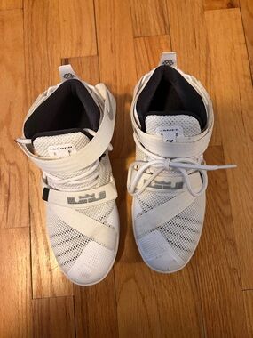 Nike Lebron Soldier 9 basketball sneakers